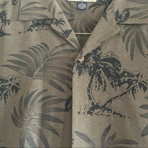 Man’s Tommy Bahama Button down short sleeve shirt